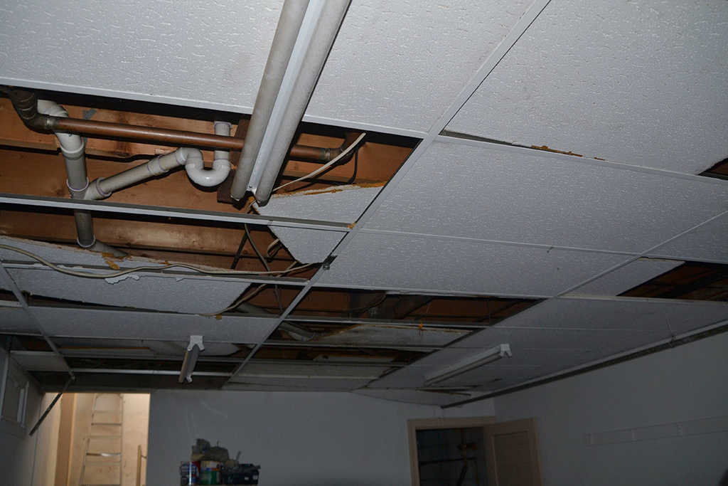 water-damage-to-a-drop-ceiling-due-to-a-fire-time–5VTF3HX